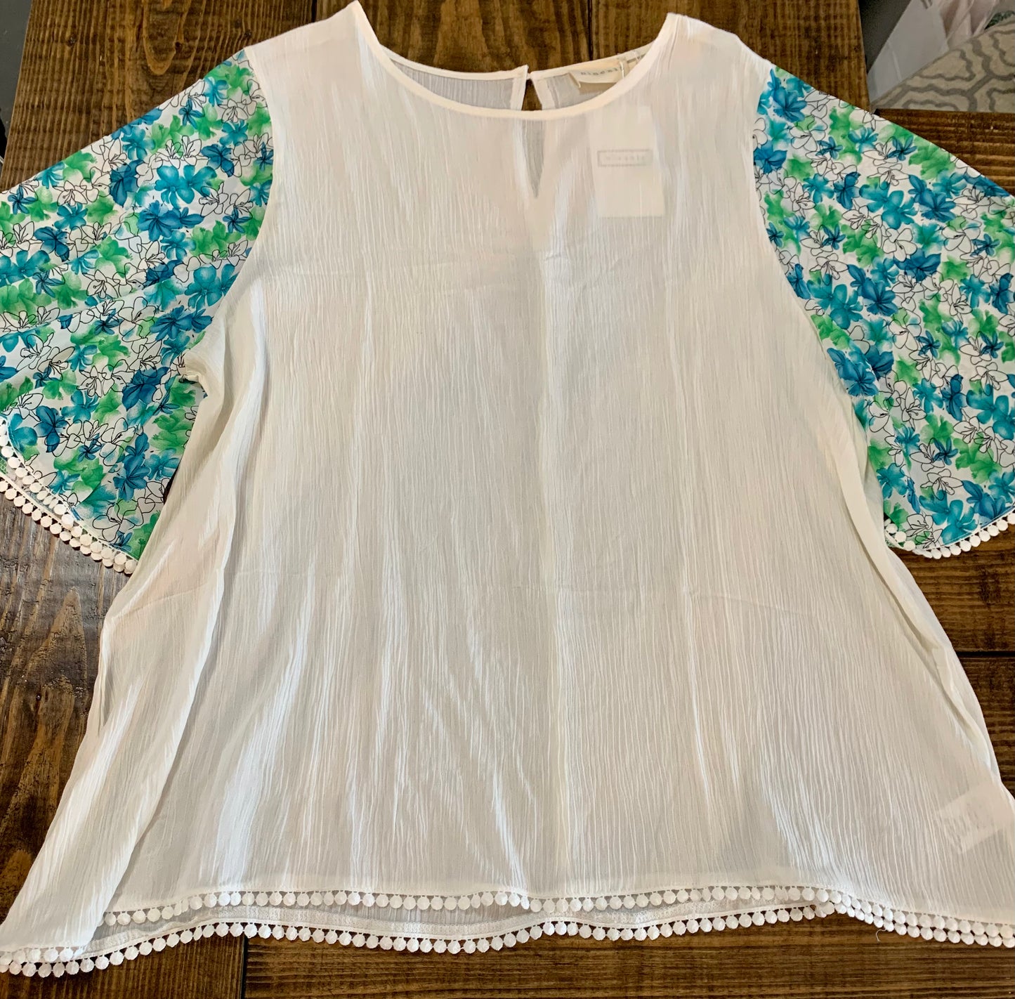 Top Ninexis flower sleeve top